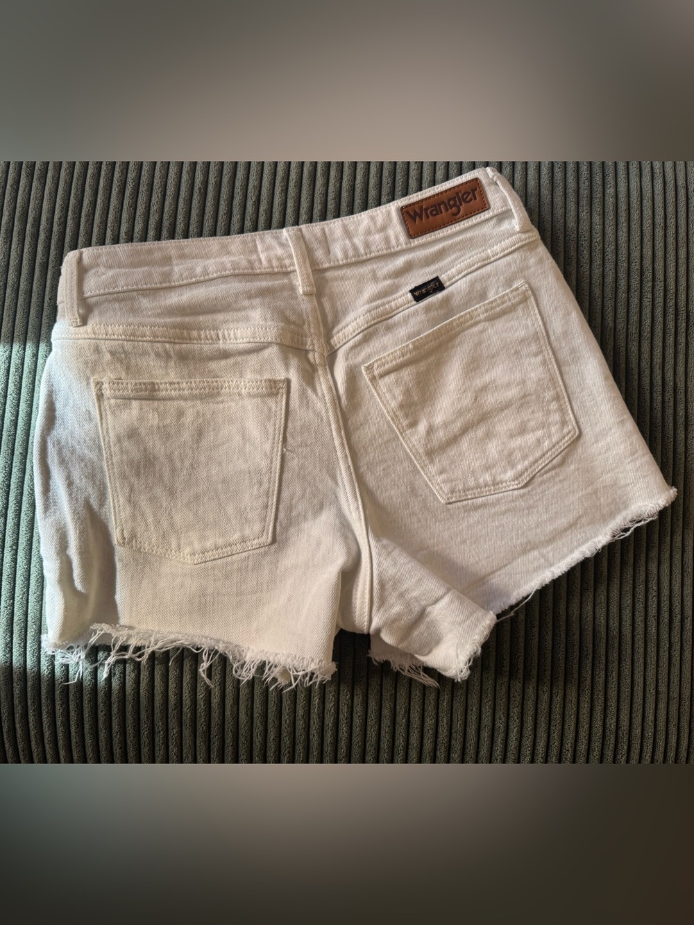 Wrangler Mid-Rise Vintage Denim Shorts White Frayed Hem Size 4 - Picture 2 of 5